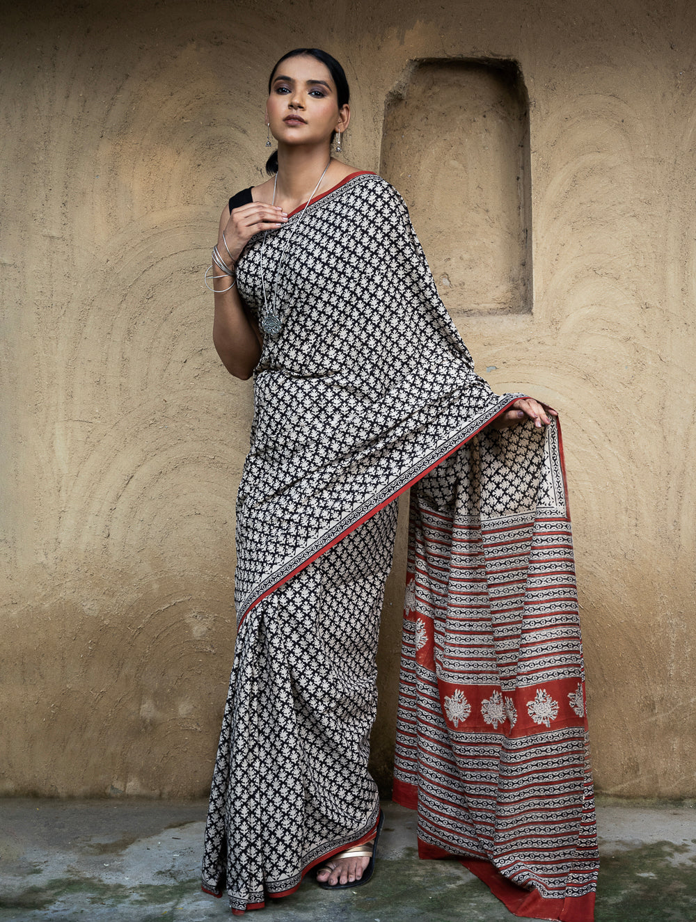 Classic Appeal. Bagru Hand Block Printed Mul Cotton Saree - Black Leaf