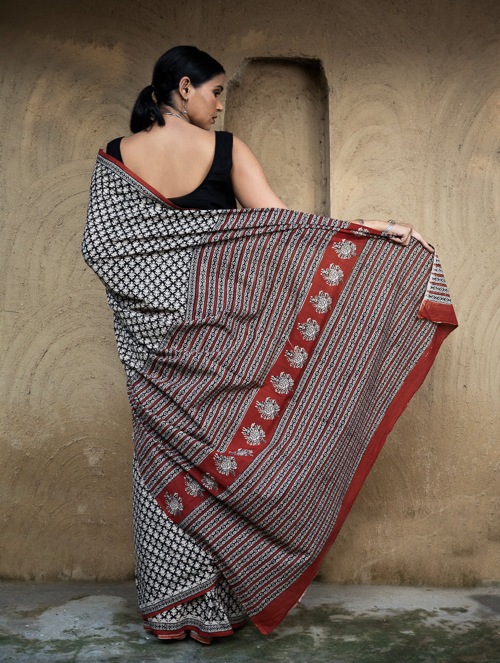 Classic Appeal. Bagru Hand Block Printed Mul Cotton Saree - Black Leaf