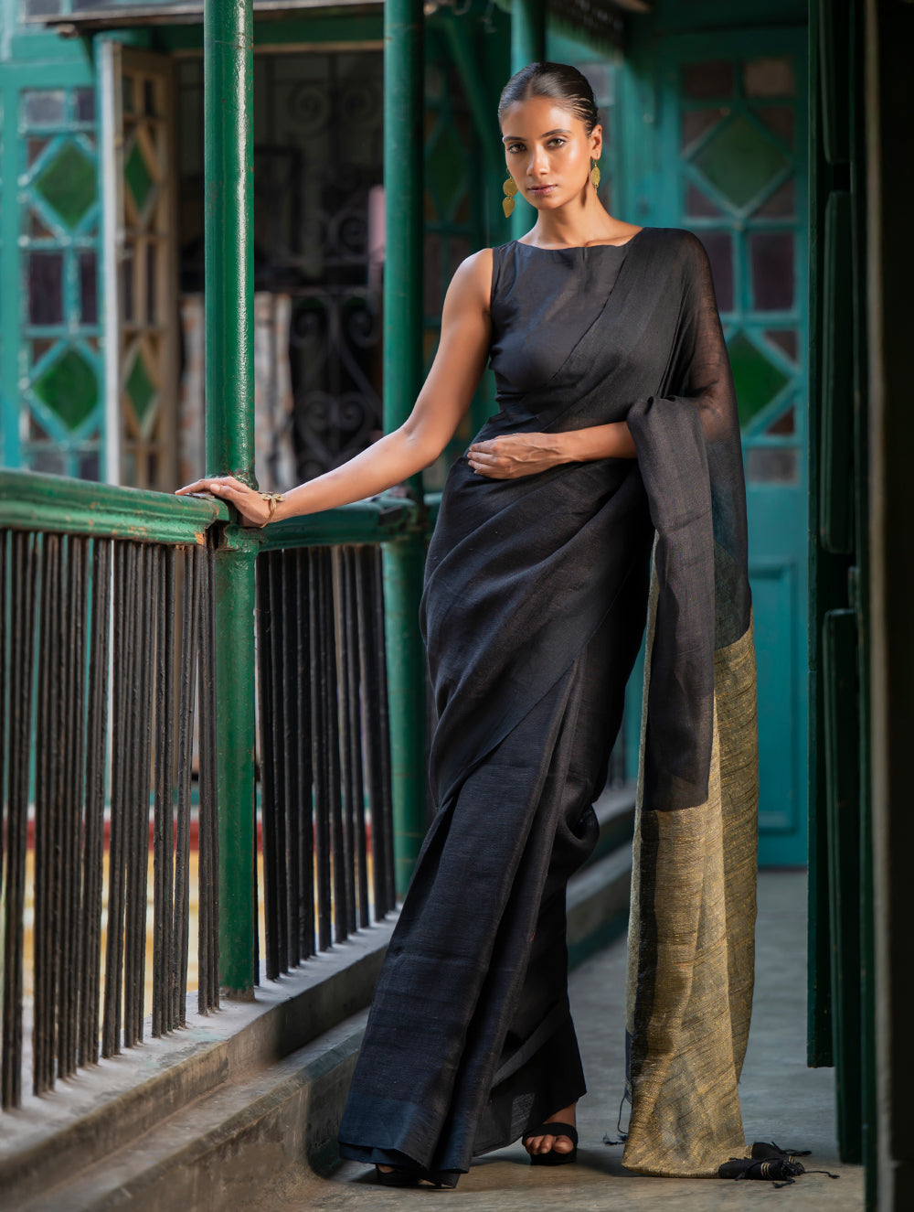 Elegant Handwoven Bengal Linen Saree - Charcoal Dusk