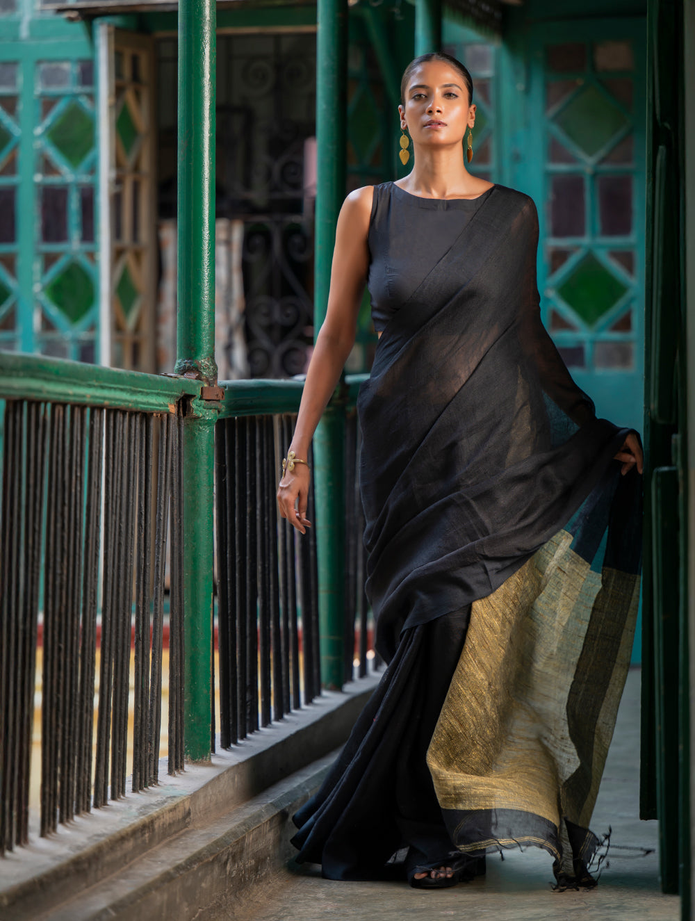 Elegant Handwoven Bengal Linen Saree - Charcoal Dusk