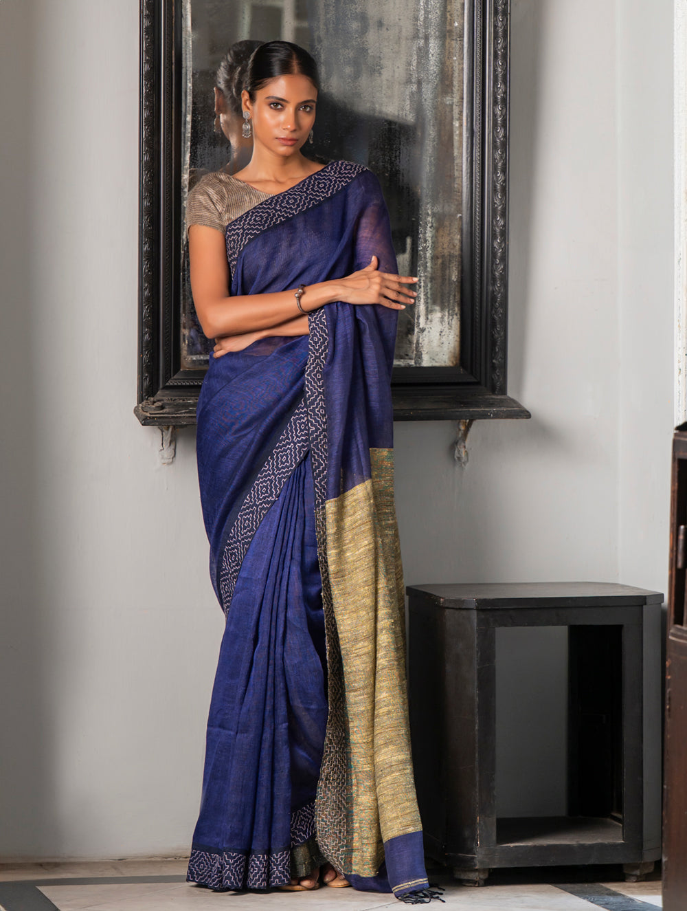 Elegant Kantha Embroidered Handwoven Bengal Linen Saree - Blue Elegance