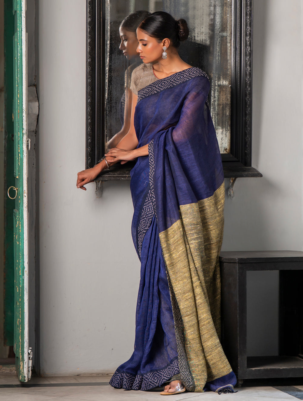 Elegant Kantha Embroidered Handwoven Bengal Linen Saree - Blue Elegance