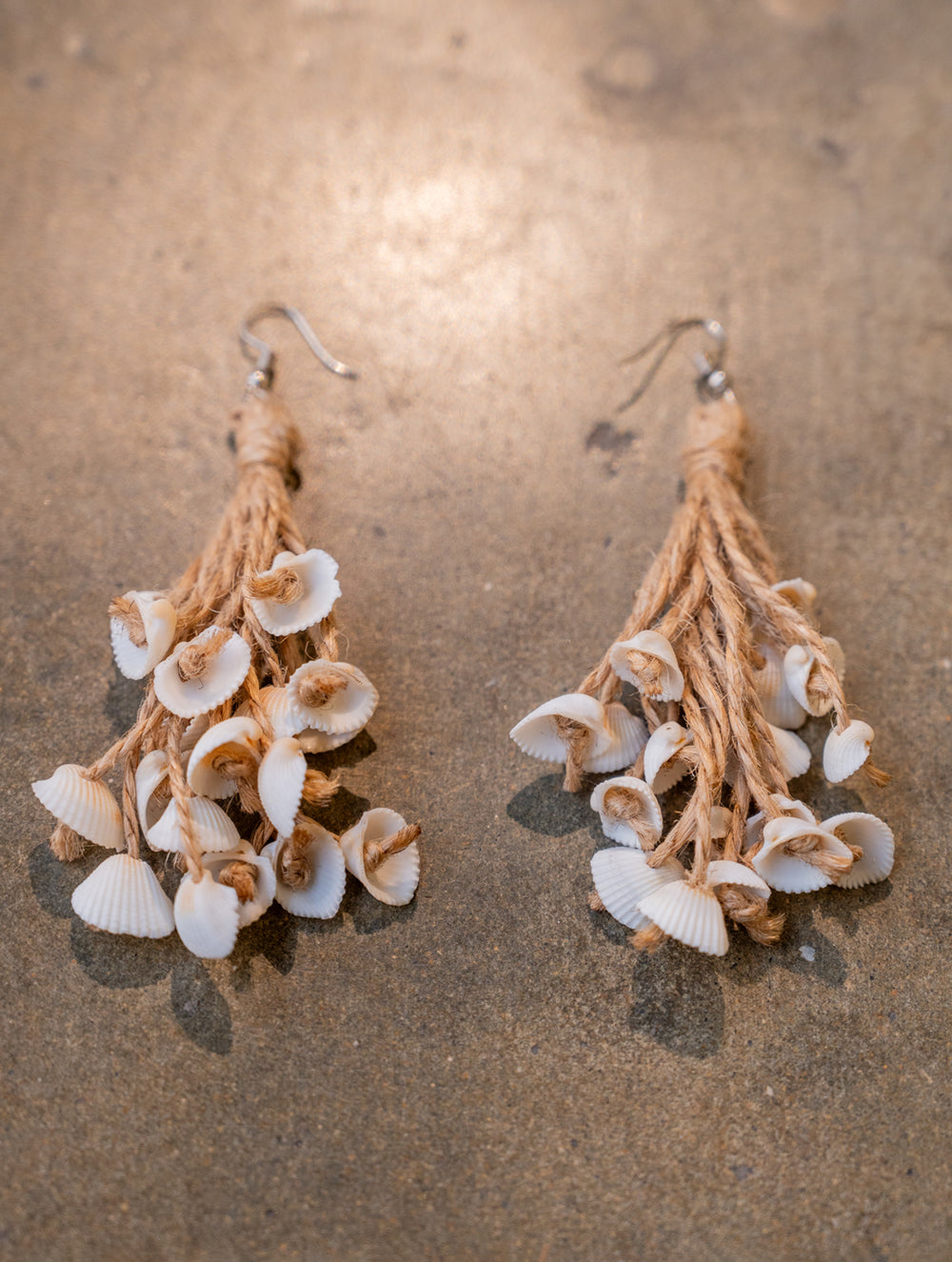 Load image into Gallery viewer, Light Weight Jute Earrings with Seashells