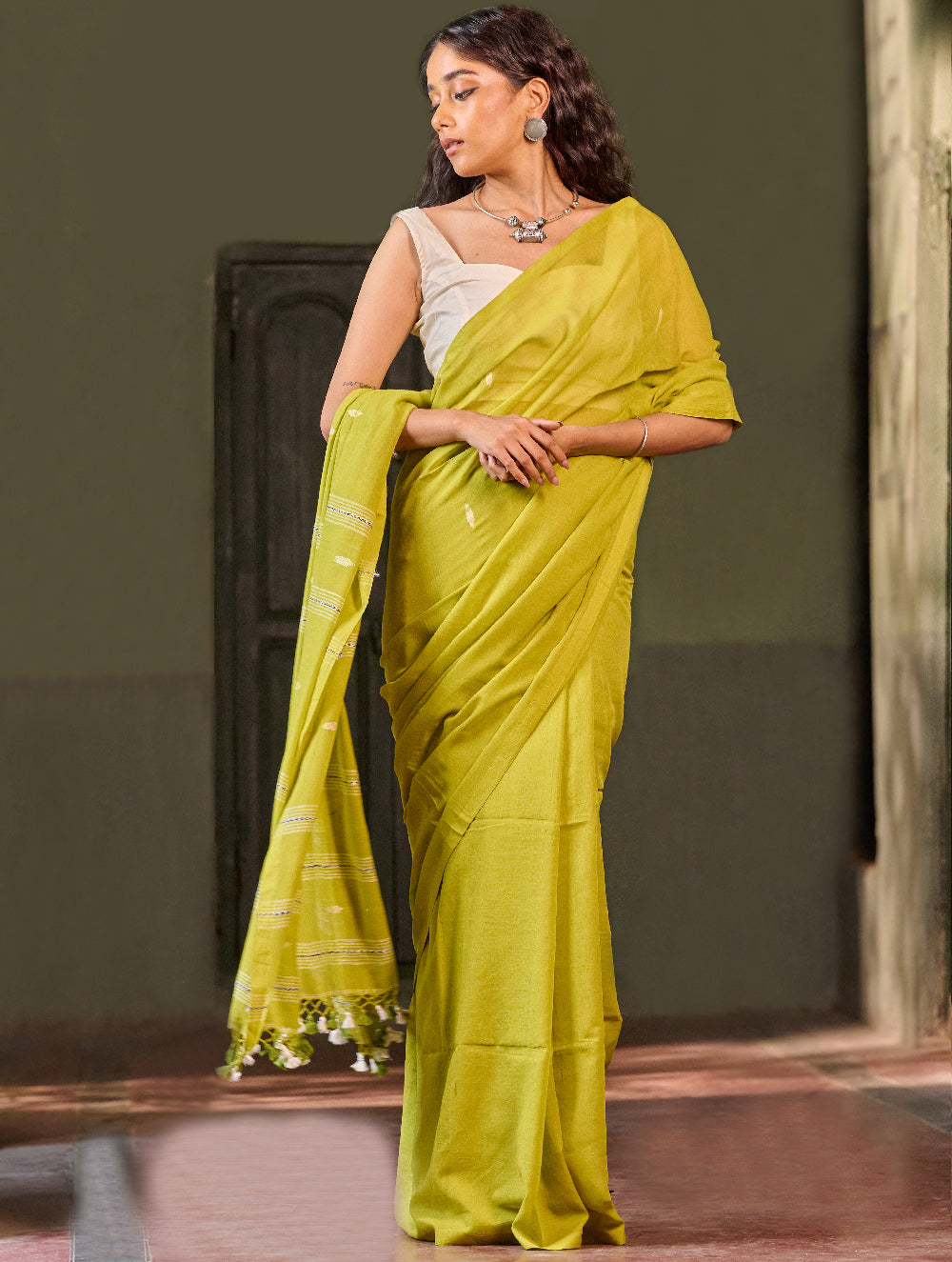 Bengal Vibes. Handwoven Jamdani Soft Mul Cotton Saree - Lime Poetry