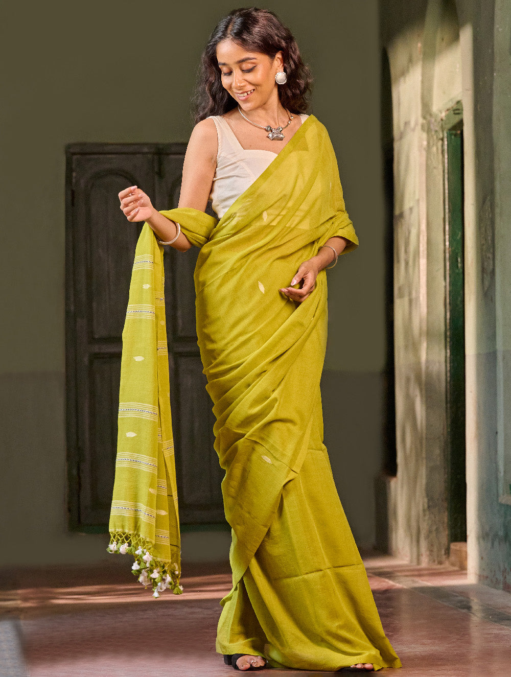 Bengal Vibes. Handwoven Jamdani Soft Mul Cotton Saree - Lime Poetry