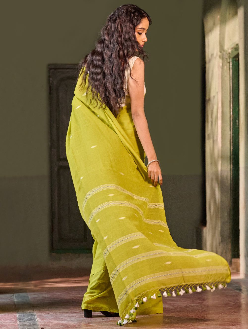 Bengal Vibes. Handwoven Jamdani Soft Mul Cotton Saree - Lime Poetry