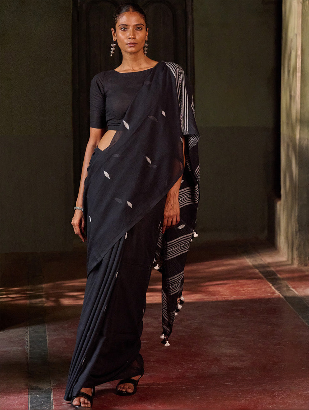 Bengal Vibes. Handwoven Jamdani Soft Mul Cotton Saree - Deep Monochrome