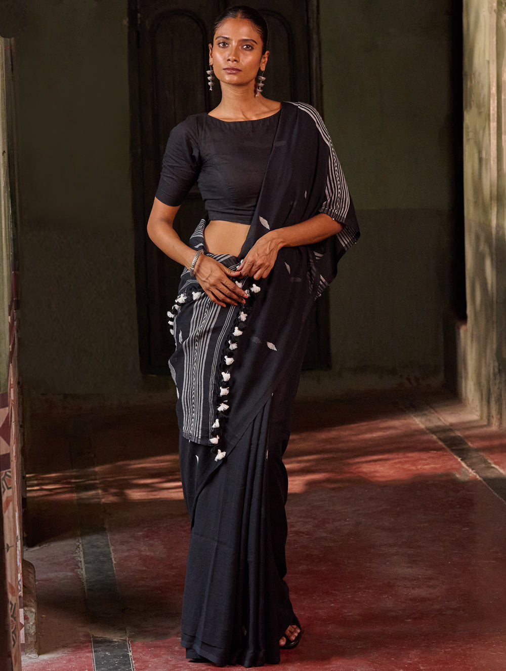 Bengal Vibes. Handwoven Jamdani Soft Mul Cotton Saree - Deep Monochrome