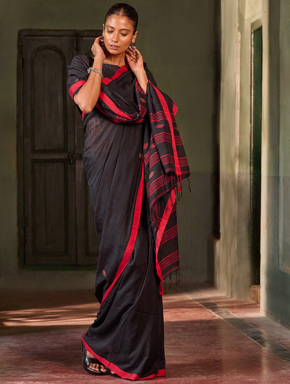 Bengal Vibes. Handwoven Jamdani Soft Mul Cotton Saree - Black and Red