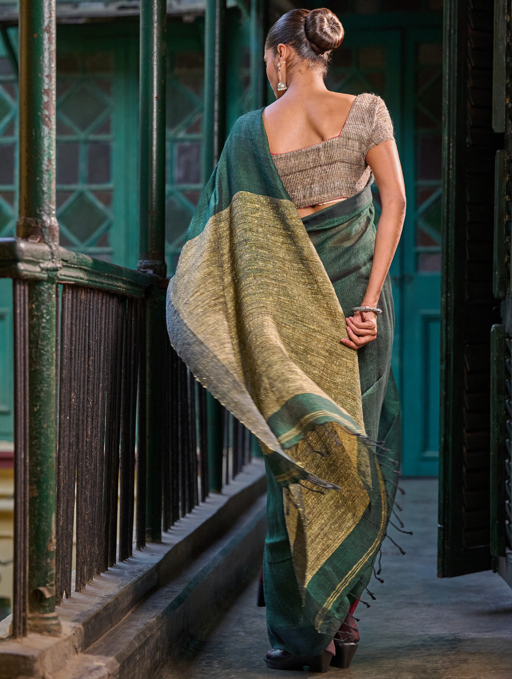 Bengal Vibes. Elegant Handwoven Patli Linen Saree - Forest Reverie