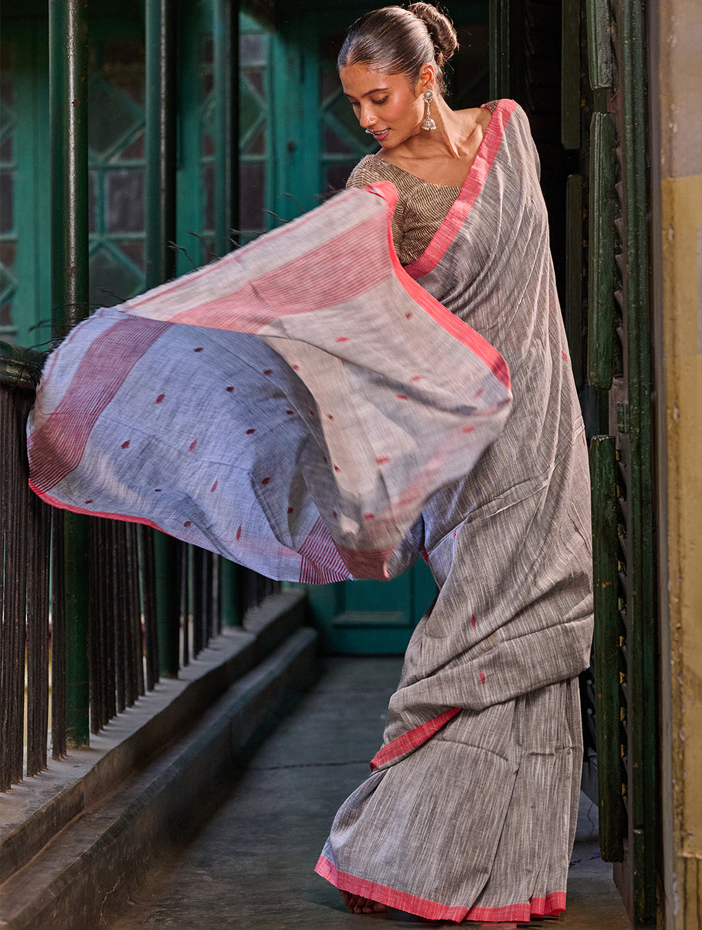 Bengal Vibes. Handwoven Jamdani Soft Mul Cotton Saree - Silver Smoke