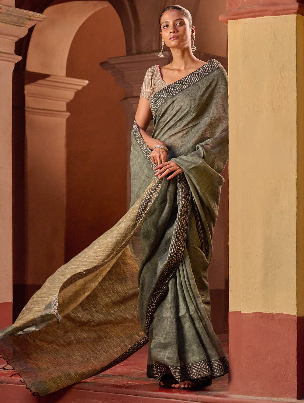 Bengal Vibes. Handwoven Linen & Kantha Border Saree - Muted Grey