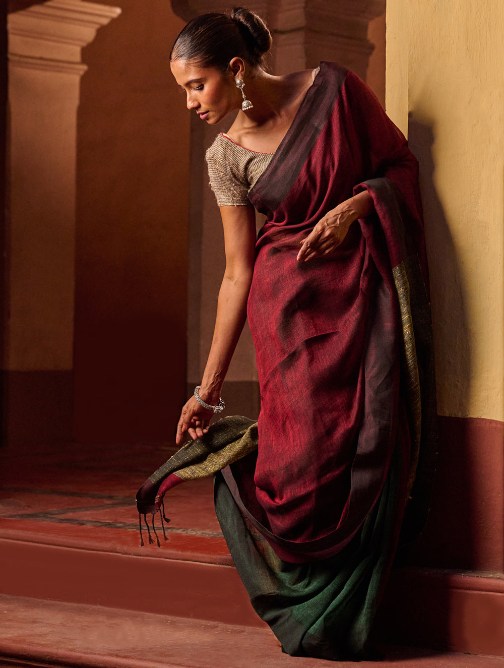 Bengal Vibes. Elegant Handwoven Patli Linen Saree - Crimson Drape