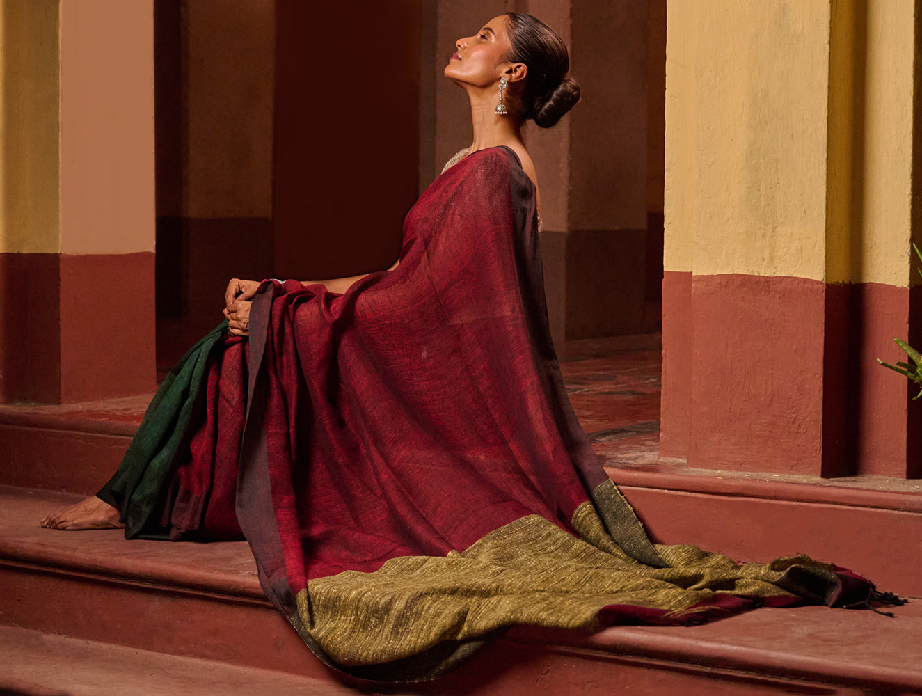 Bengal Vibes. Elegant Handwoven Patli Linen Saree - Crimson Drape