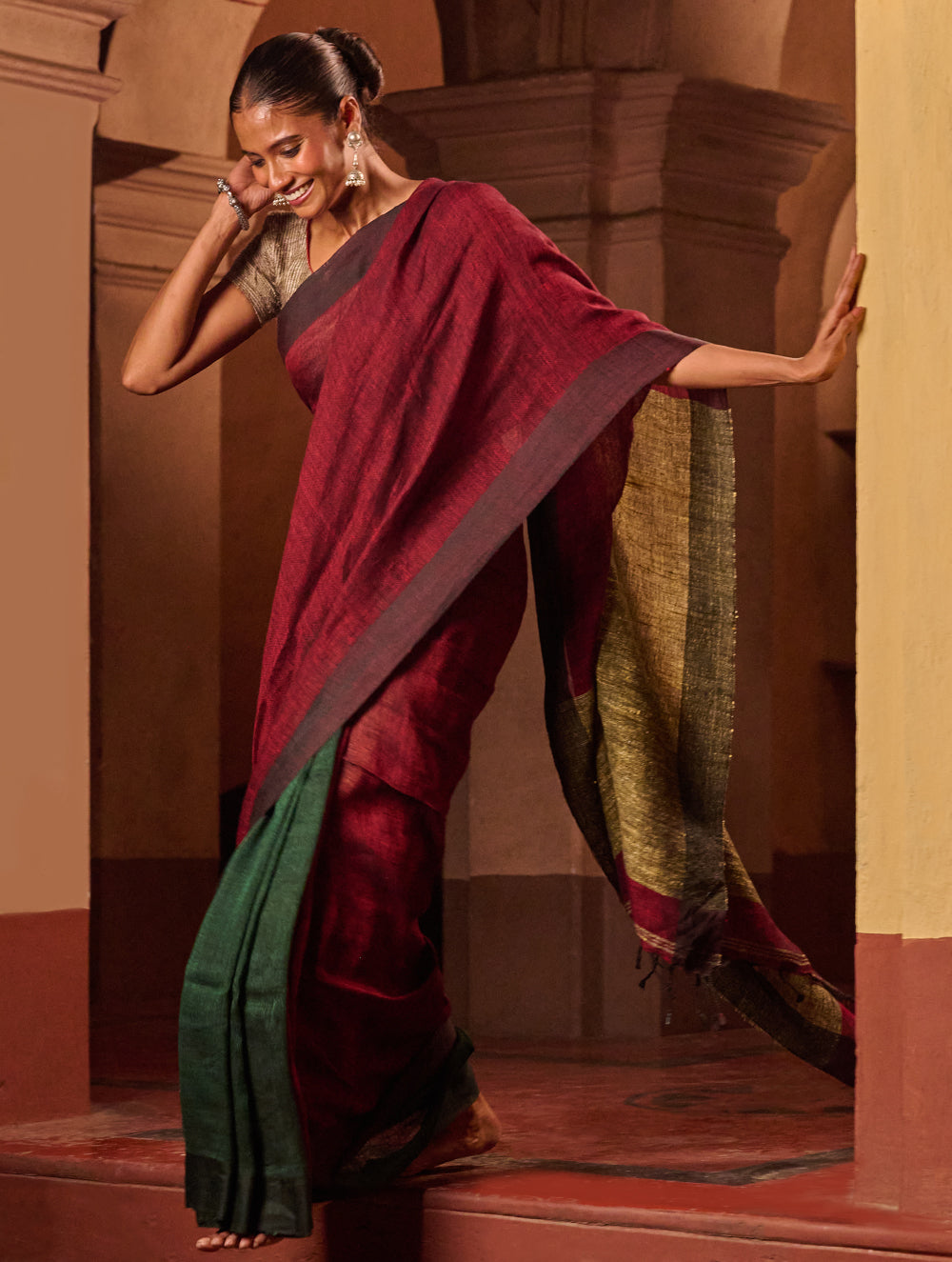 Bengal Vibes. Elegant Handwoven Patli Linen Saree - Crimson Drape