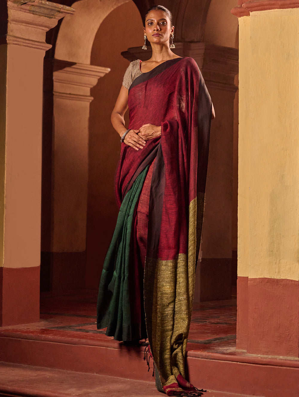 Bengal Vibes. Elegant Handwoven Patli Linen Saree - Crimson Drape