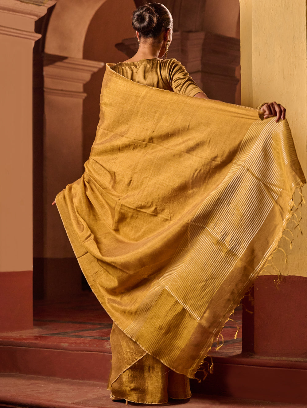 Bengal Elegance. Handwoven Tissue & Linen Saree - Ochre Gold