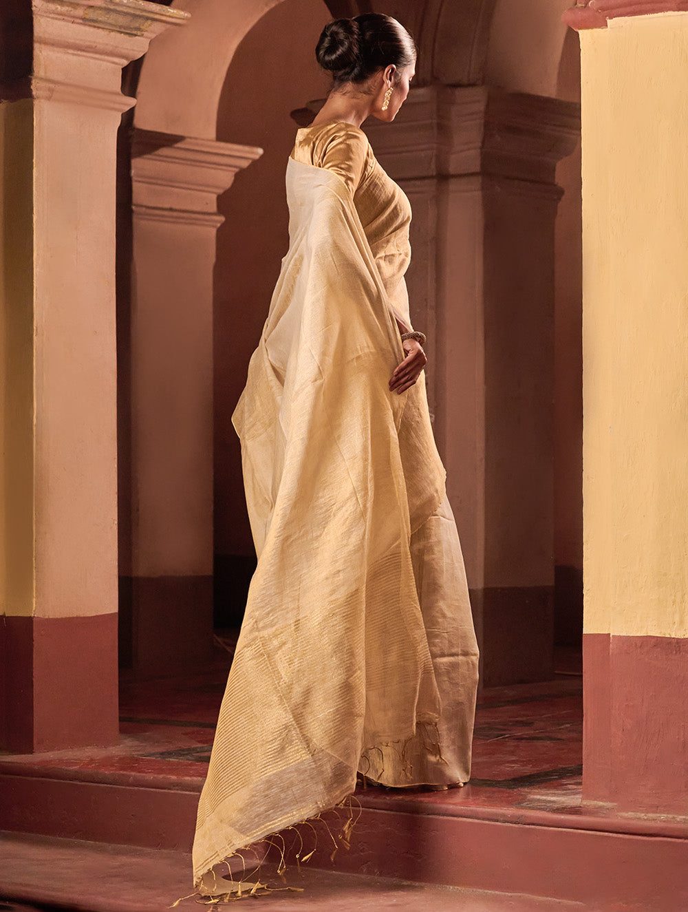 Bengal Elegance. Handwoven Tissue & Linen Saree - Soft Cream