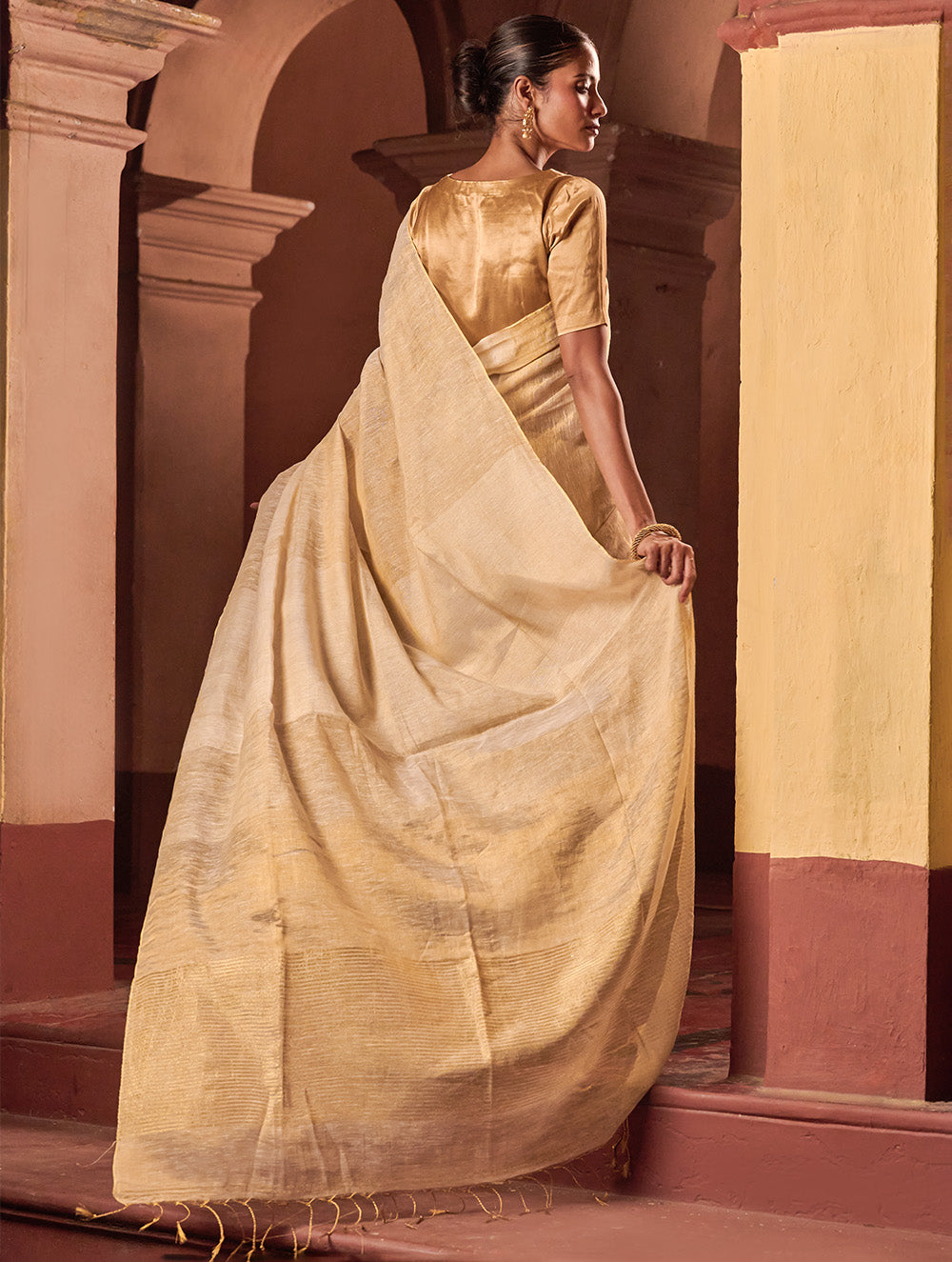 Bengal Elegance. Handwoven Tissue & Linen Saree - Soft Cream