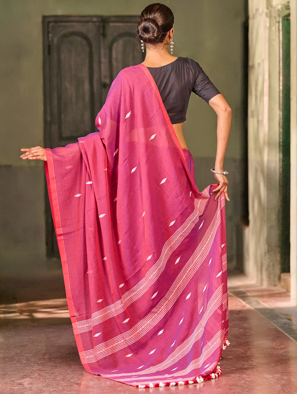 Bengal Vibes. Handwoven Jamdani Soft Mul Cotton Saree - Berry Blush