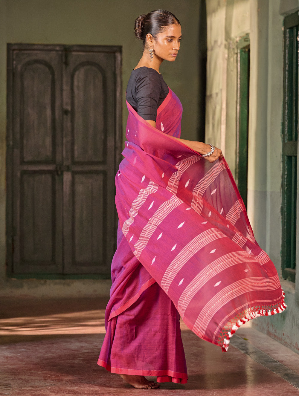 Bengal Vibes. Handwoven Jamdani Soft Mul Cotton Saree - Berry Blush