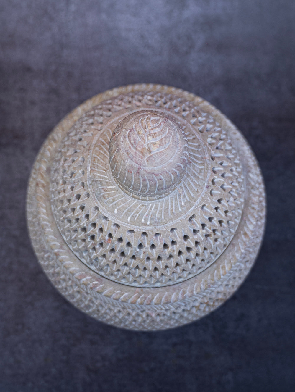 Load image into Gallery viewer, Soapstone Filigree Round Box