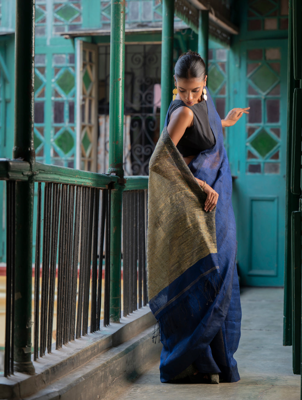 Stunning Elegance. Handwoven Bengal Linen Saree - Indigo Drape