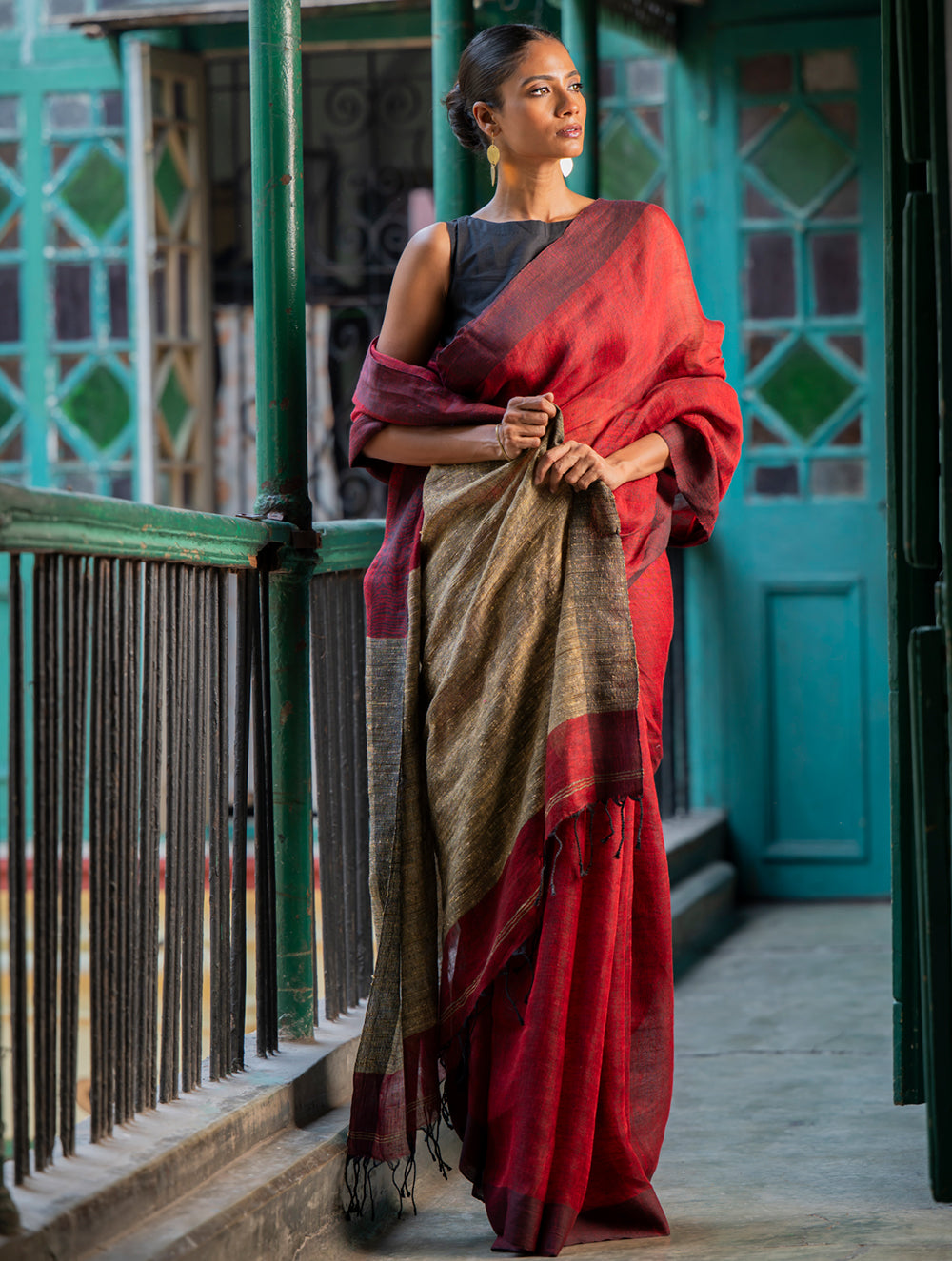 Stunning Elegance. Handwoven Bengal Linen Saree - Scarlet Drape