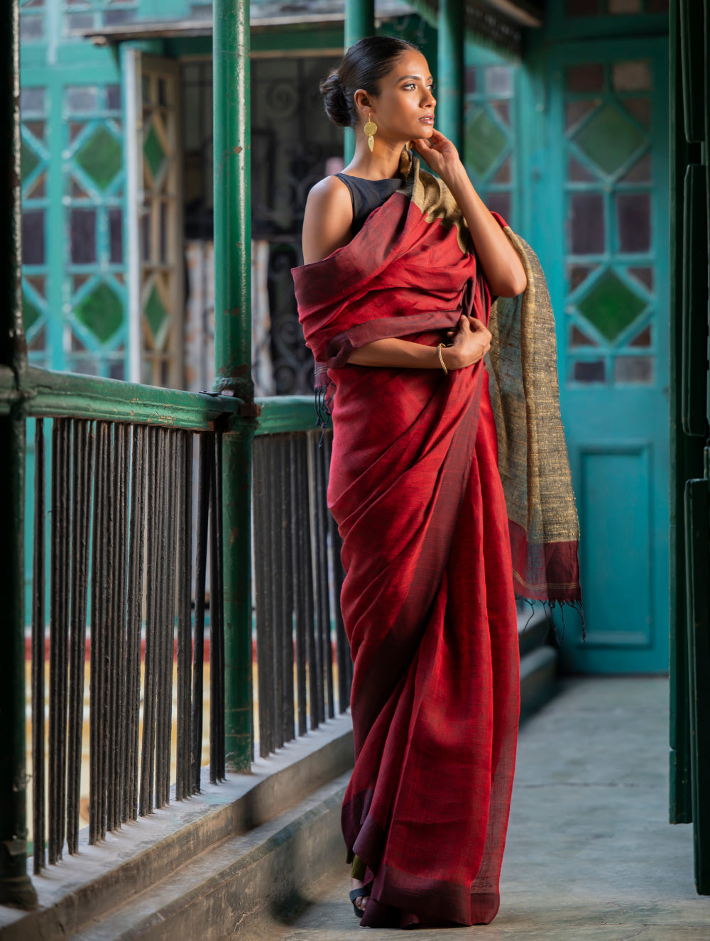 Stunning Elegance. Handwoven Bengal Linen Saree - Scarlet Drape