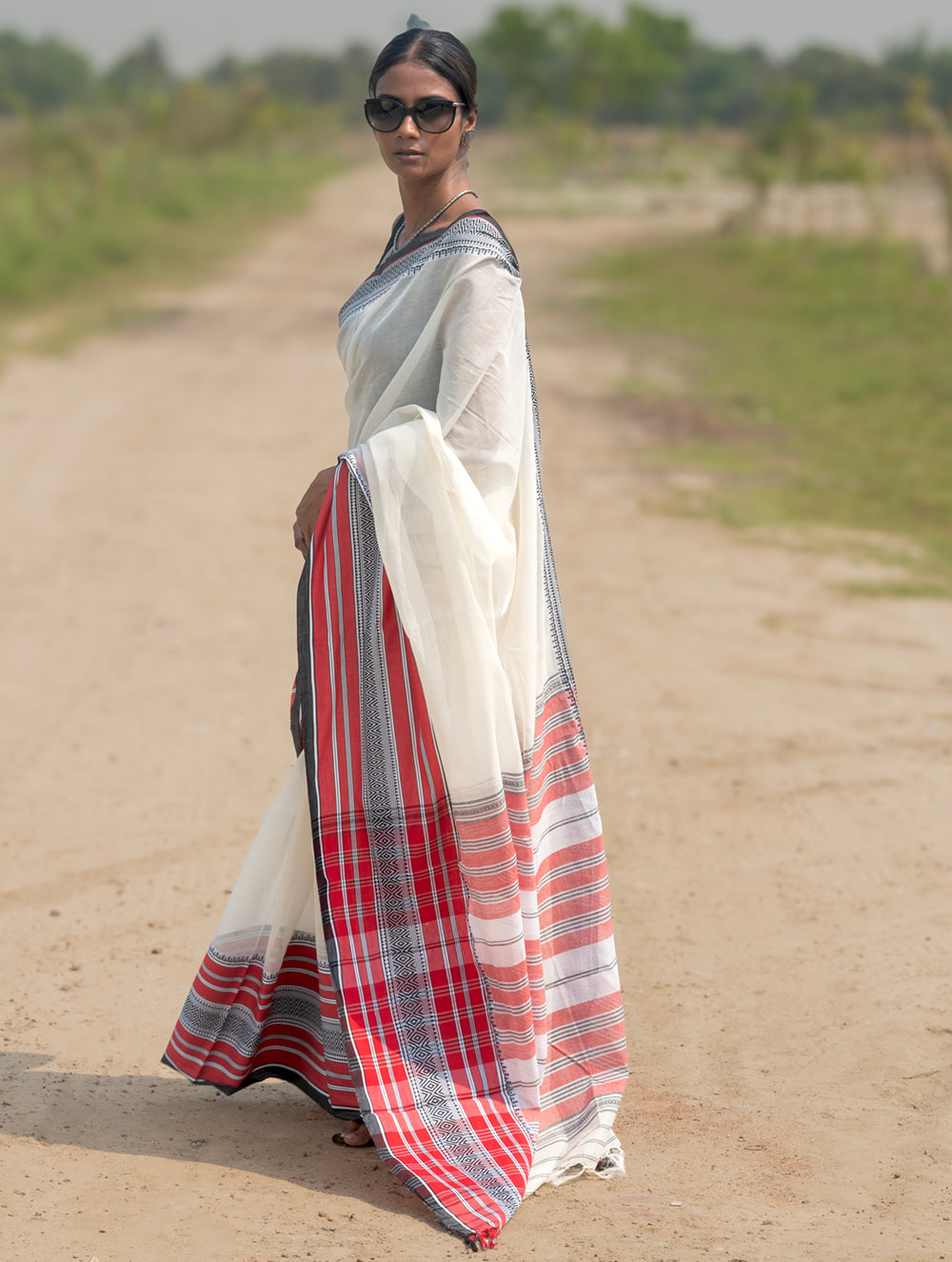 Bengal Weaves. Handwoven Soft Cotton Saree - Ivory Tartan