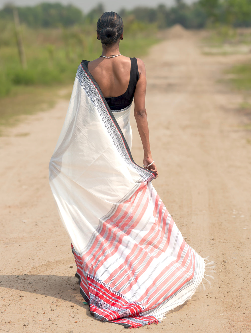Bengal Weaves. Handwoven Soft Cotton Saree - Ivory Tartan
