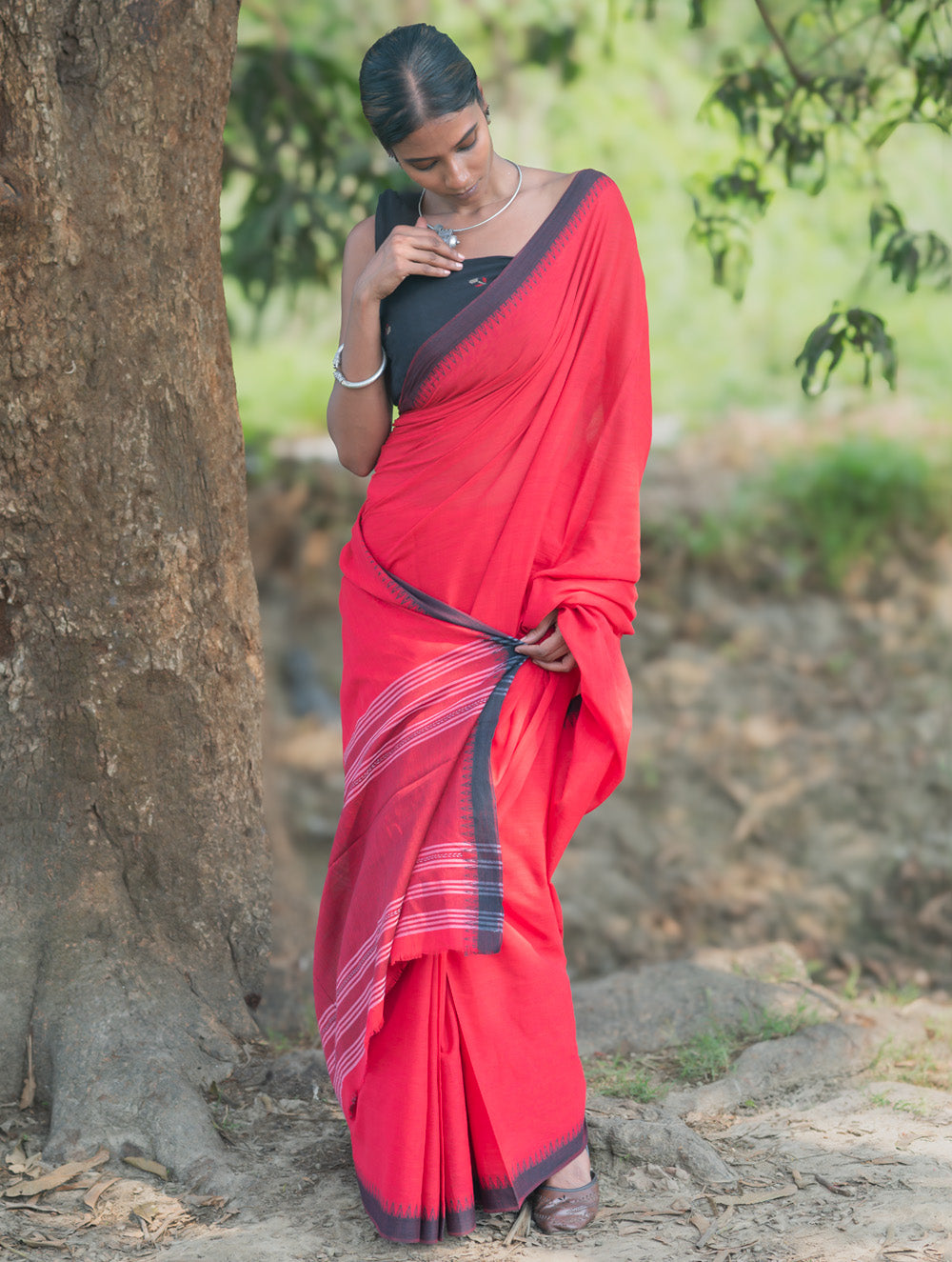 Bengal Weaves. Handwoven Soft Cotton Saree - Crimson Flow