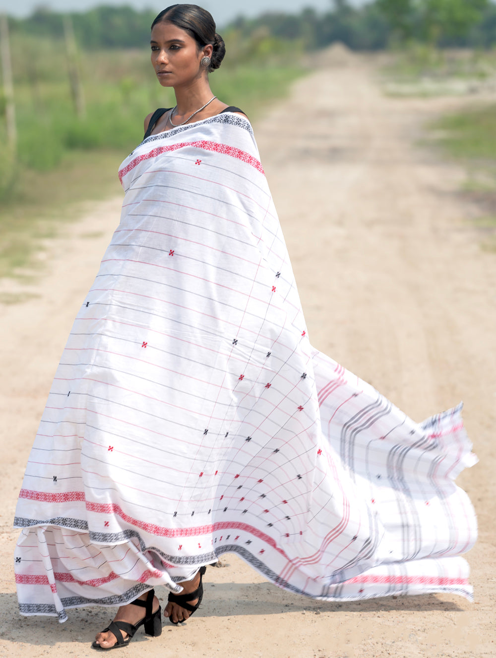 Bengal Weaves. Handwoven Soft Cotton Saree - Ivory Grid