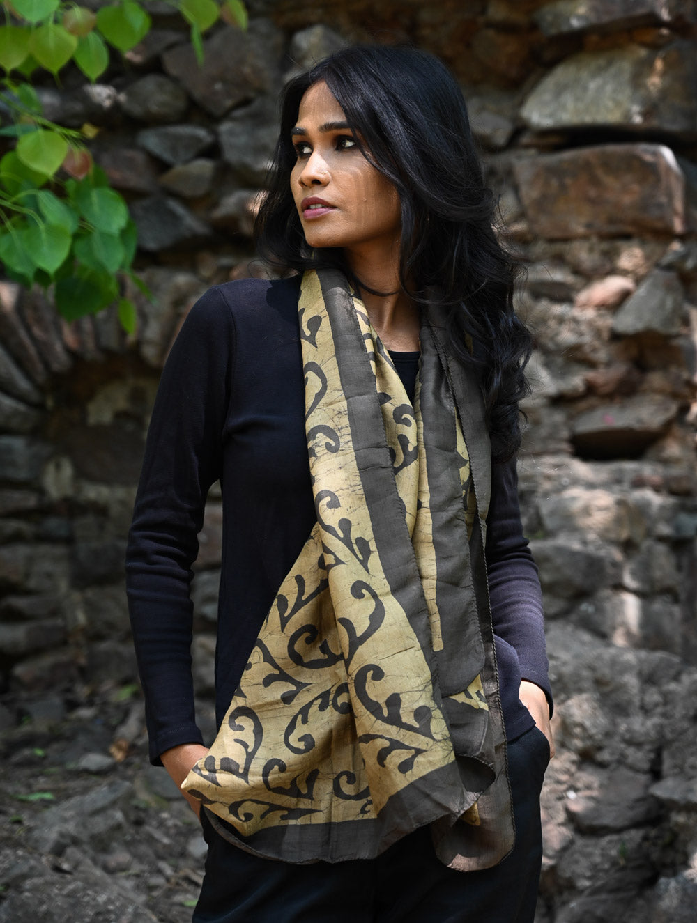 Light & Elegant. Handcrafted Silk Batik Stole - Charcoal Vines