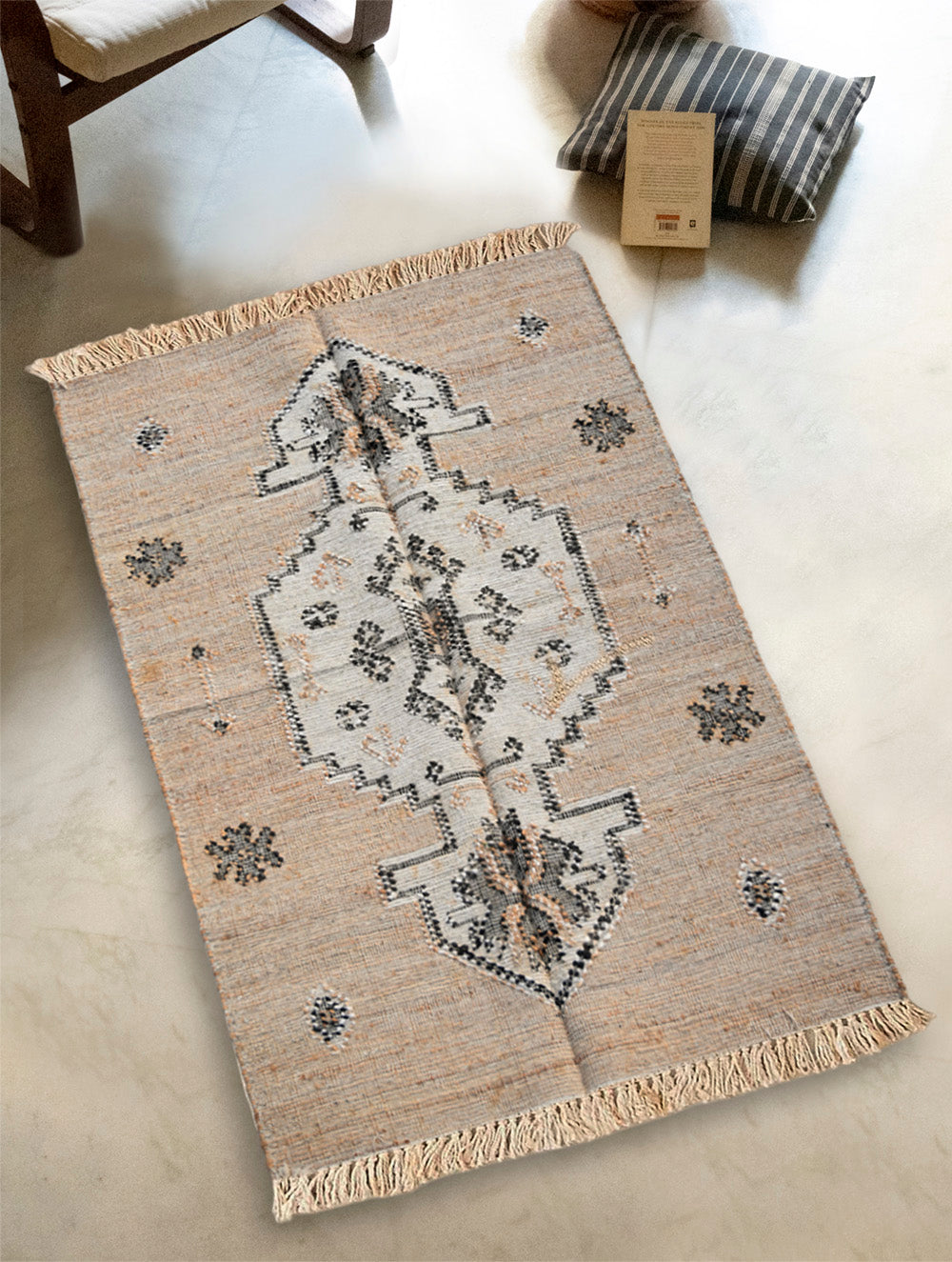 Exclusive Handmade Jute Mirzapur Dhurrie Rug - Ivory Medallion