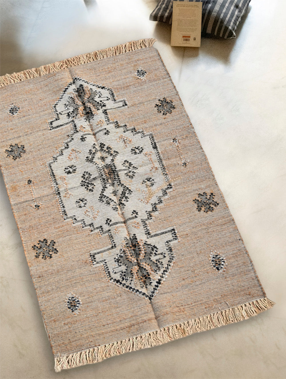 Exclusive Handmade Jute Mirzapur Dhurrie Rug - Ivory Medallion