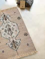 Exclusive Handmade Jute Mirzapur Dhurrie Rug - Ivory Medallion