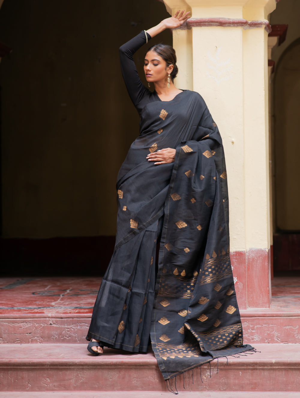 Handwoven Elegance. Exclusive Linen Jamdani Saree - Black Appeal