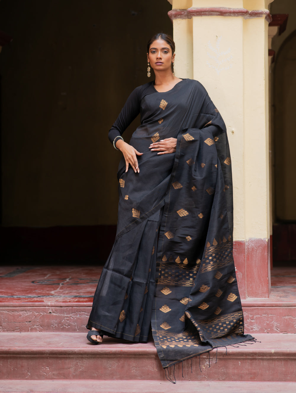 Handwoven Elegance. Exclusive Linen Jamdani Saree - Black Appeal