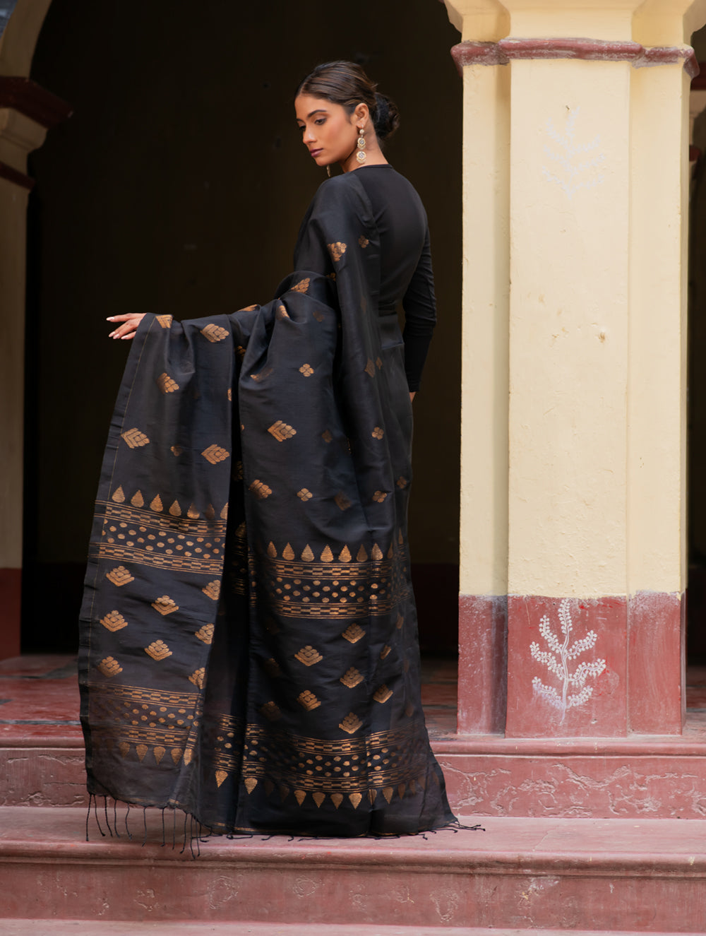 Handwoven Elegance. Exclusive Linen Jamdani Saree - Black Appeal