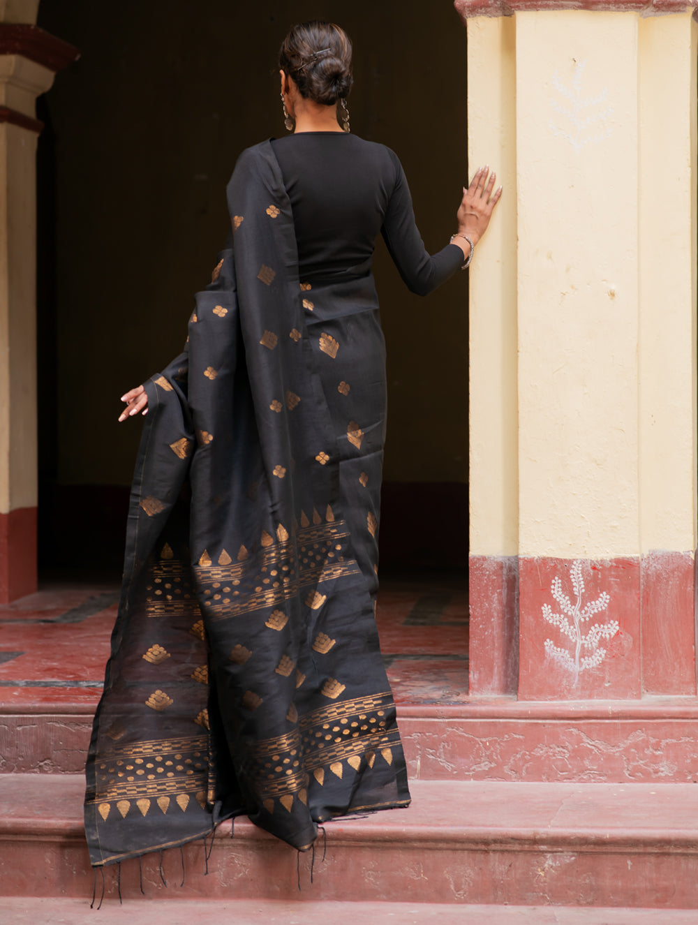 Handwoven Elegance. Exclusive Linen Jamdani Saree - Black Appeal