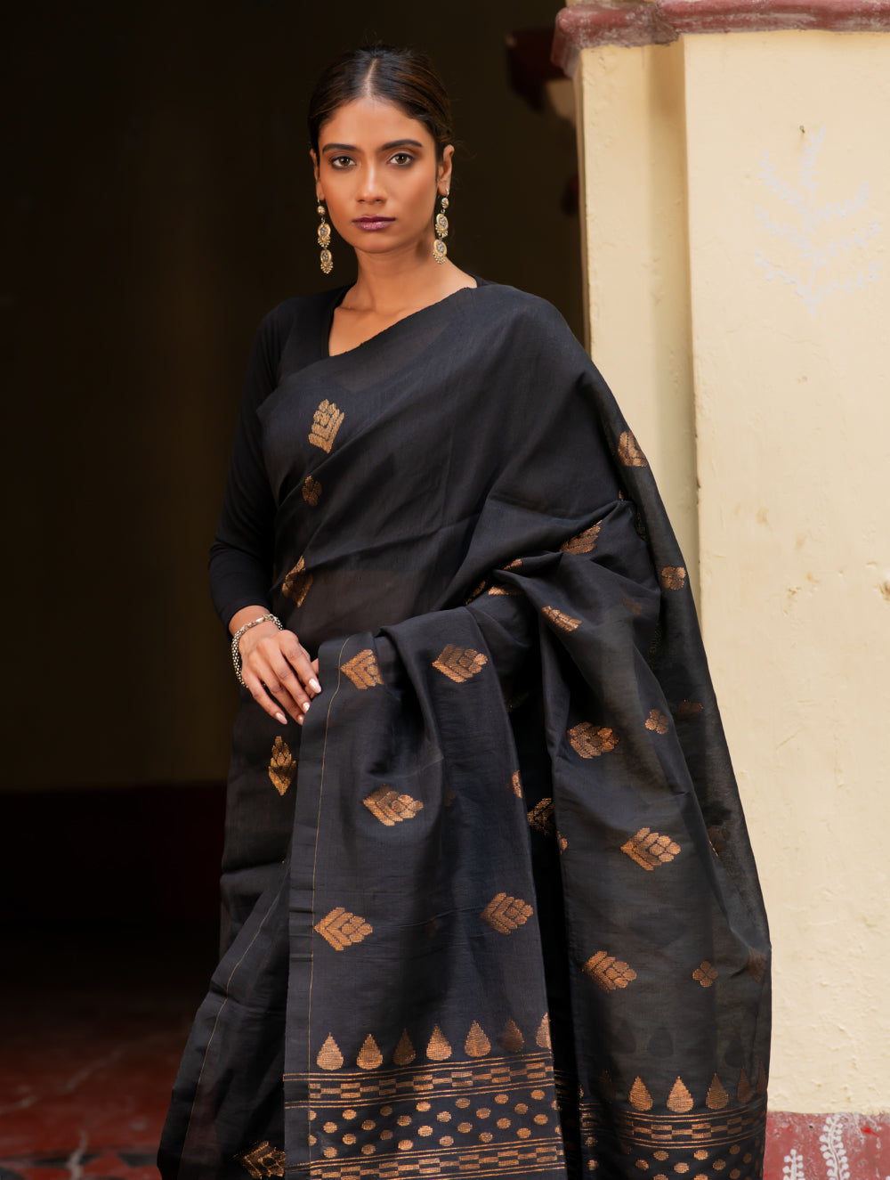 Handwoven Elegance. Exclusive Linen Jamdani Saree - Black Appeal