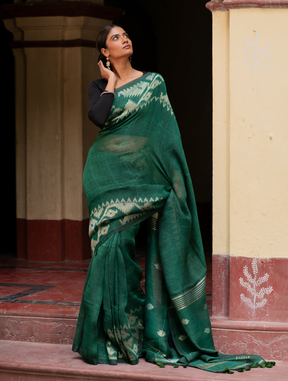Handwoven Elegance. Exclusive Linen Jamdani Saree - Emerald Beauty