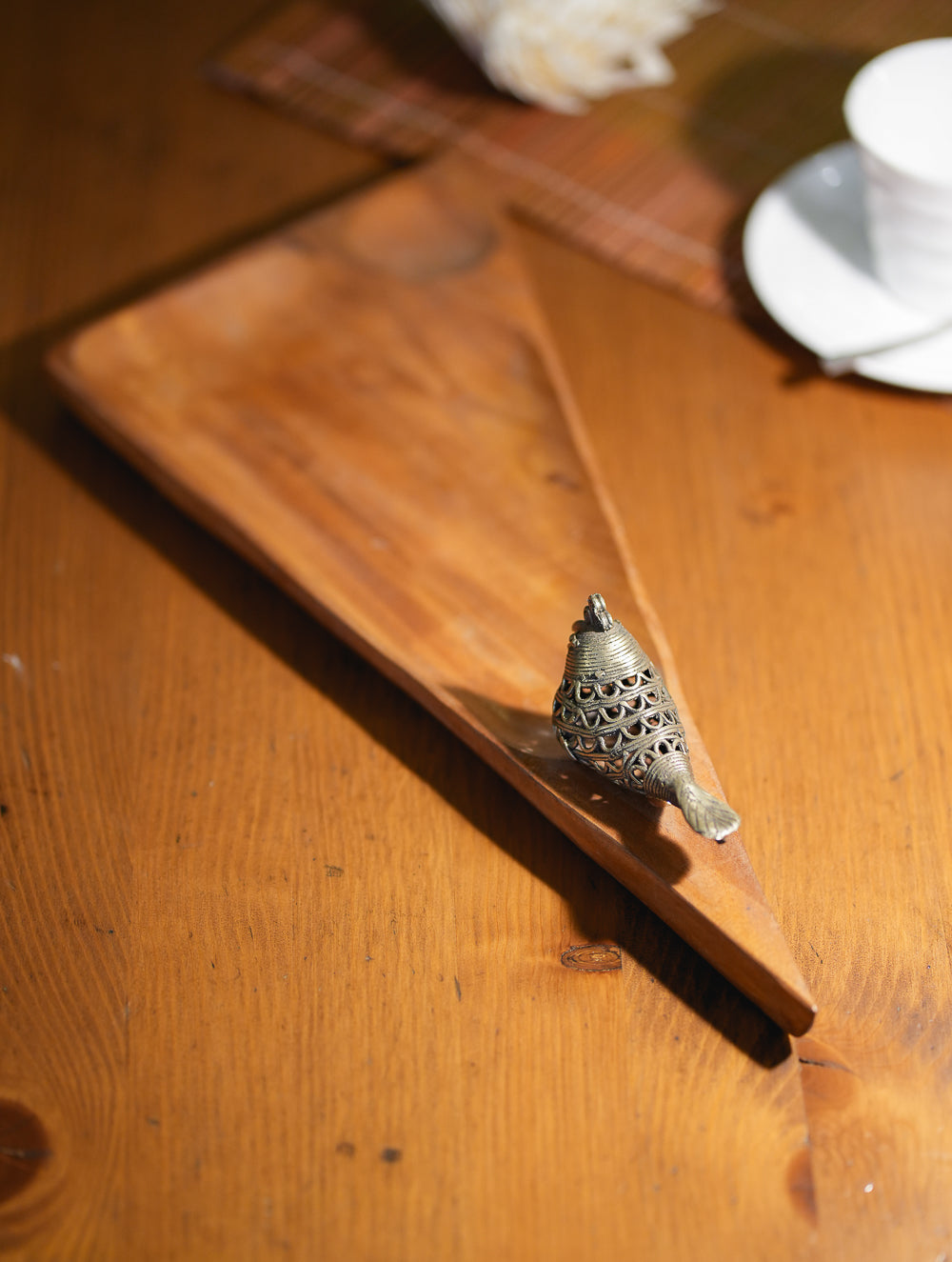 Load image into Gallery viewer, Wood &amp; Dhokra Craft Tray With Dhokra Bird - Triangular 