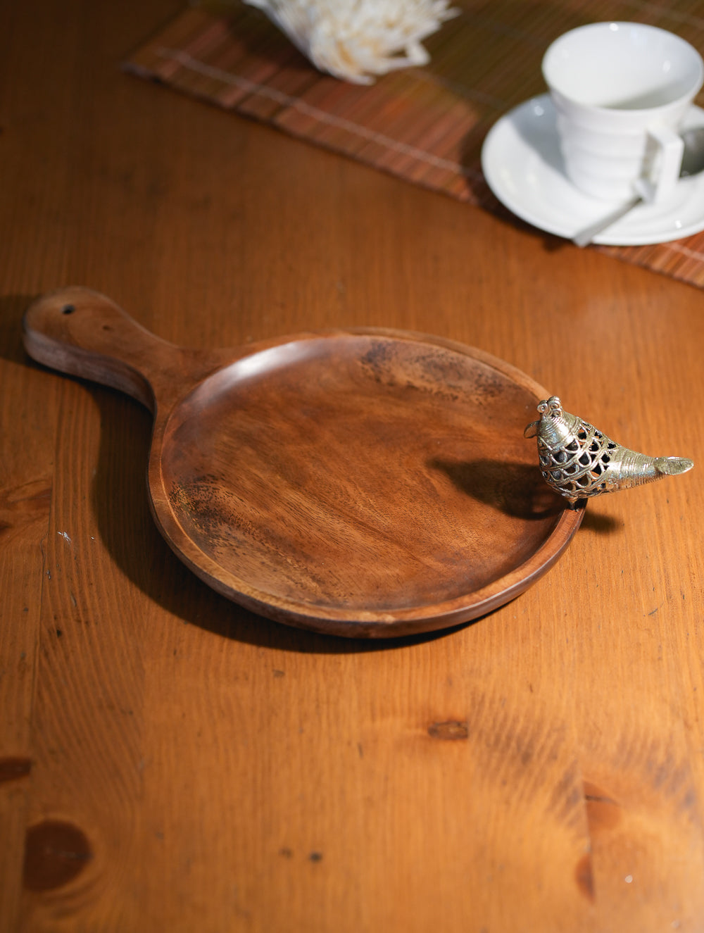 Load image into Gallery viewer, Wood &amp; Dhokra Craft Tray / Cheese Board with Dhokra Bird - Round
