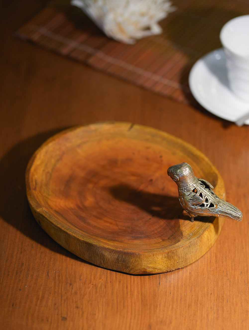 Load image into Gallery viewer, Wood &amp; Dhokra Craft Tray / Cheese Board with Dhokra Bird , Round
