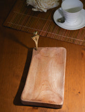 Load image into Gallery viewer, Wood &amp; Dhokra Craft Tray / Cheese Platter with Dhokra Man - Rectangle