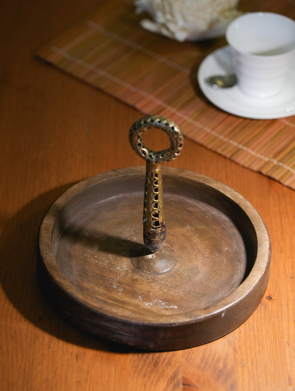 Load image into Gallery viewer, Wood &amp; Dhokra Craft Tray /  Platter with Dhokra Handle - Round