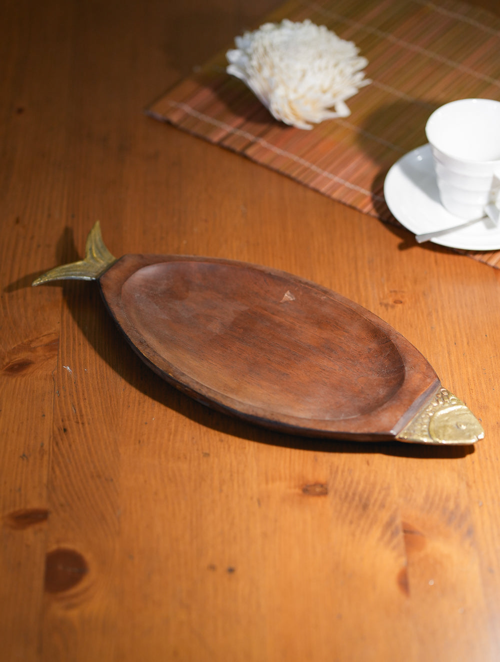 Load image into Gallery viewer, Wood &amp; Dhokra Craft Tray with Dhokra Edges - Fish 