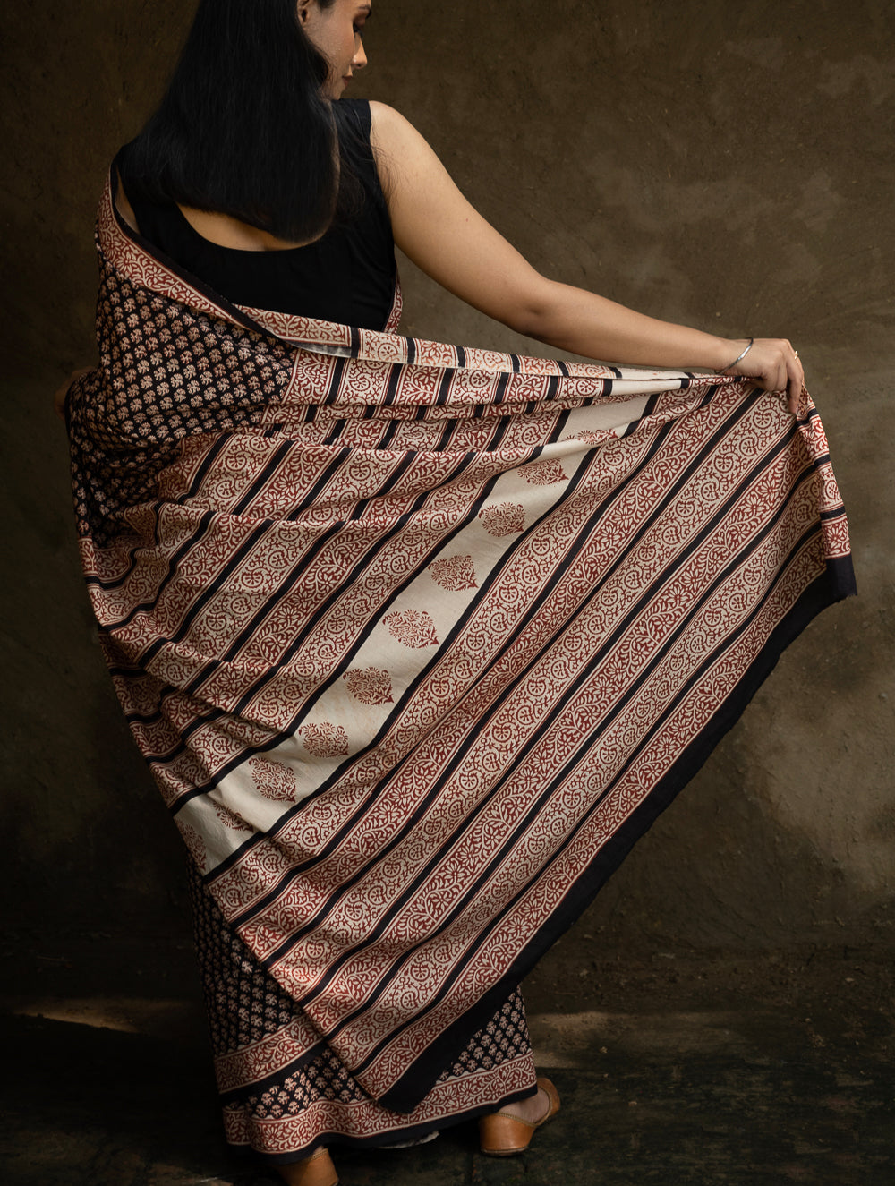 Load image into Gallery viewer, Classic Appeal. Bagru Hand Block Printed Mul Cotton Saree - Black Ornate